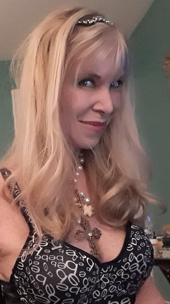 LavenderLane3's tweet photo. New bra show bobs bebe lol #NEWBRA https://t.co/OgrA75kVwb