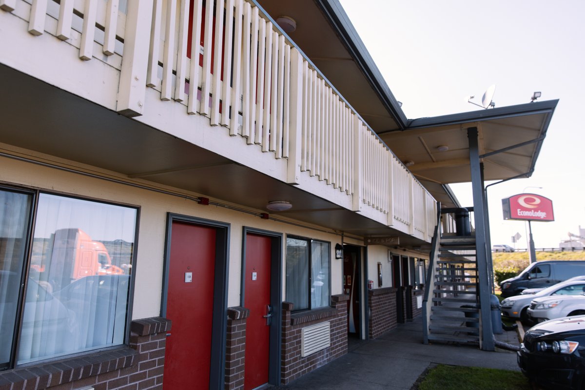 Image of the open doors at Kent's EconoLodge