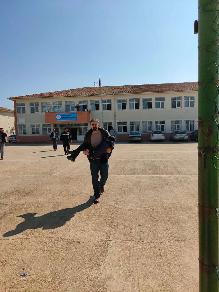Okulumuzda deprem tatbikatı gerçekleştirdik. 📢📢 <a href="/MHadin23/">Mehmet Hadin DEMİRBAĞ</a> <a href="/ziyaselcuk/">Ziya Selçuk</a>