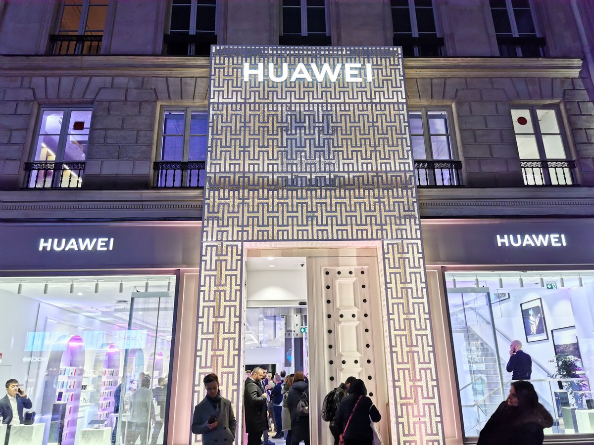 IDBOOX's tweet photo. Ce soir découverte du nouveau #HuaweiStoreParisOpera https://t.co/JROghVvjxj