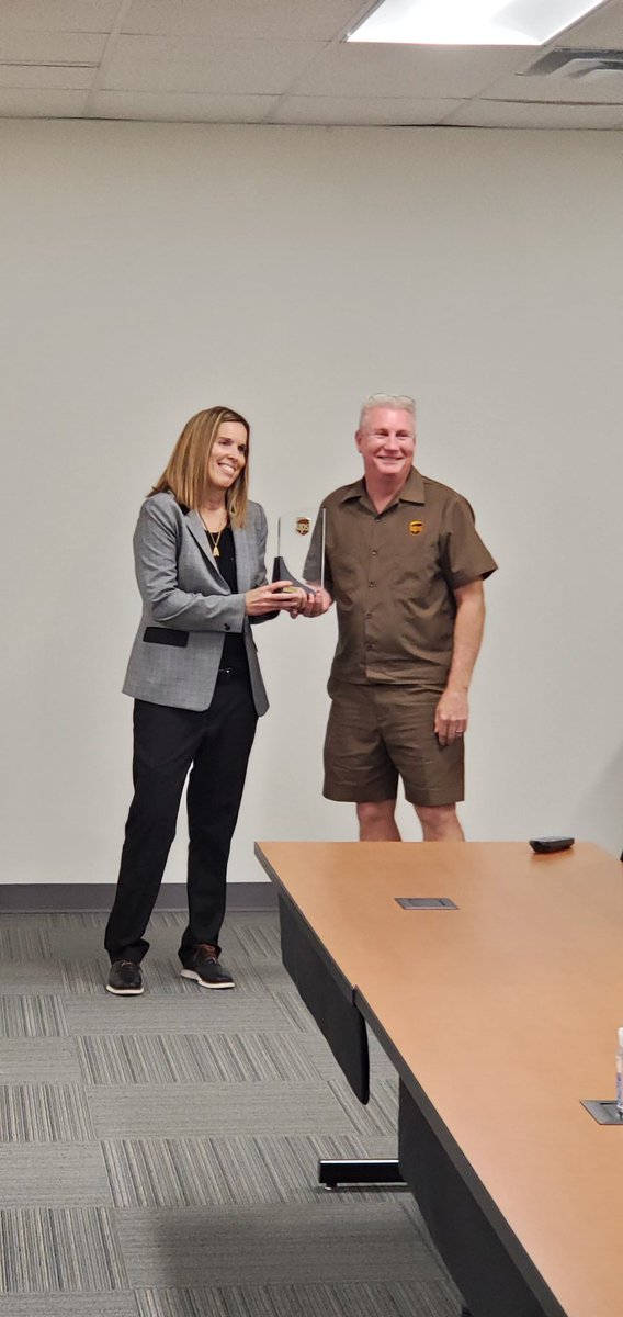 OsirisMSanchez1's tweet photo. After 34 ywars of service, UPS Integrad Instructor Greg Butler retires after 34 years.  You have touched many lives, enjoy your retirement years!
@FloridaUPSers @UPSIntegradLM 
#LiveSafely #upsretirement https://t.co/b60ywD7dnE