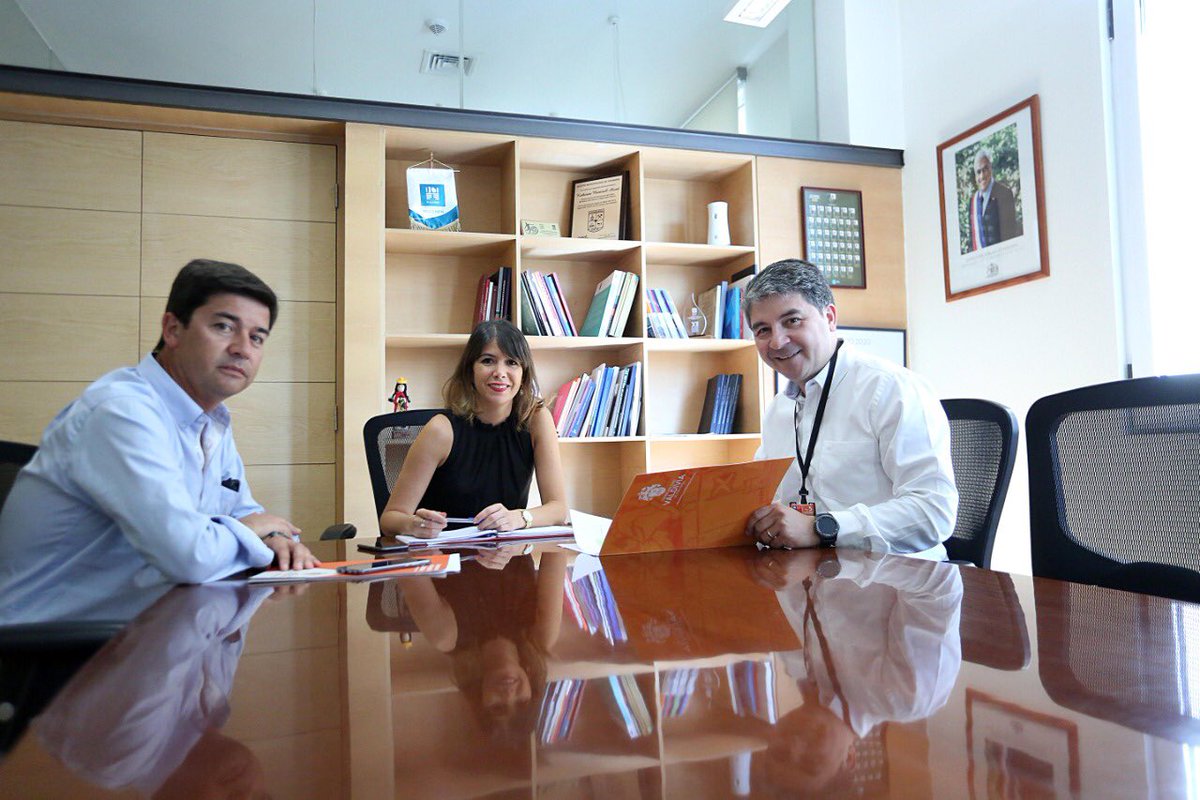 SubPrevDelito's tweet photo. Subsecretaria @katymartorell recibió a alcalde de Valdivia @Omar_Sabat, para tratar temas relativos a la seguridad de la comuna e informarle sobre postulaciones al #FNSP2020, que permite a municipios, juntas de vecinos y organizaciones obtener recursos para prevención del delito. https://t.co/KKvdIBR2Z8