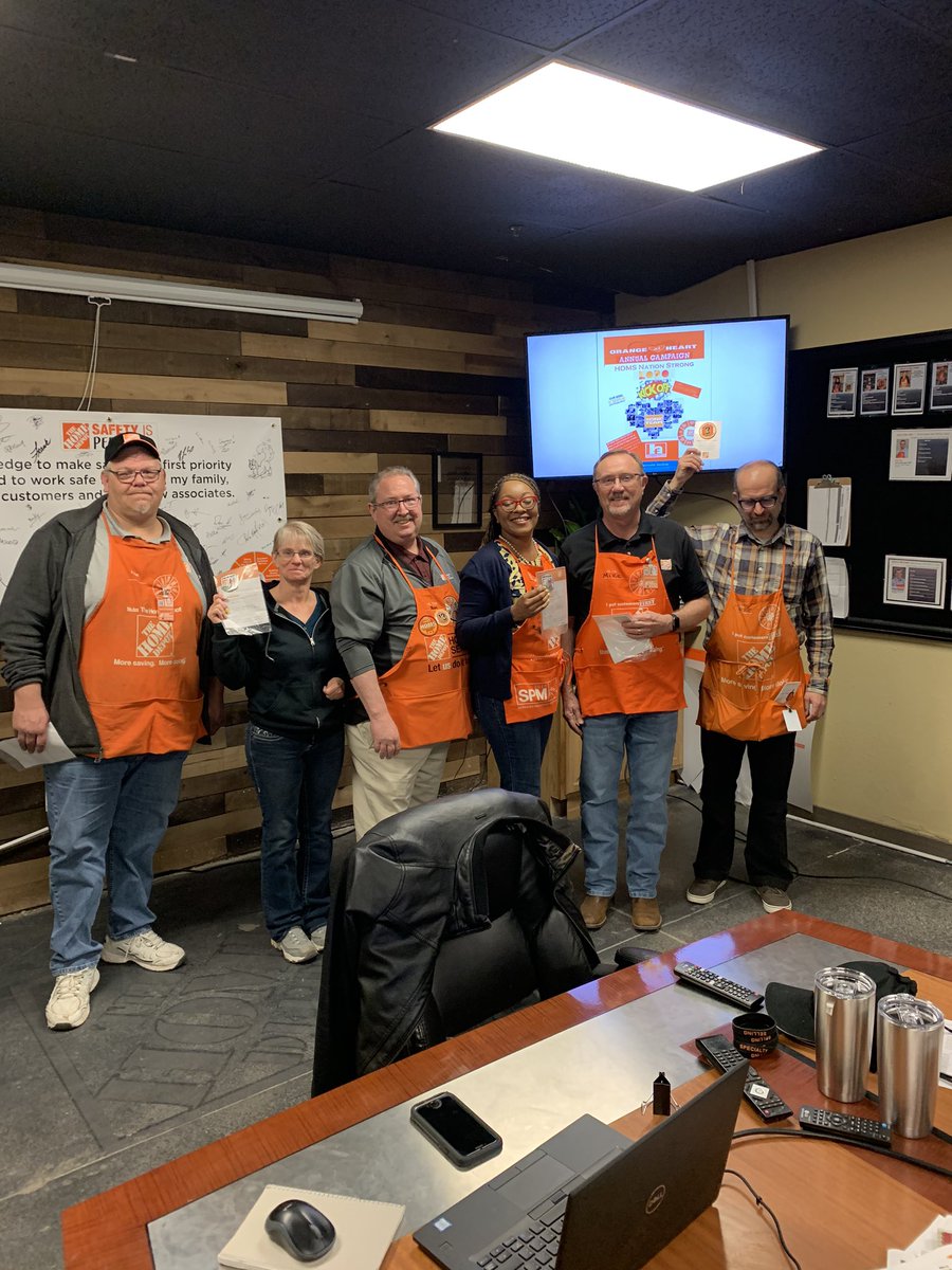 Handing out some recognition (including our wonderful HR partner @BaileyYonette) at 6004 Cheyenne town hall tech meeting Homer Fund drive.@RonLHDMS <a href="/JasonSteeleHD/">Jason Steele</a> @MarkAHomedepot <a href="/ChrisGHDMS/">Christopher Gilbert</a> #homerfund #orangeatheart