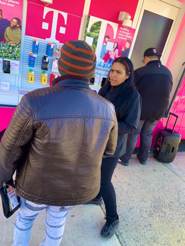 Unchristopher1's tweet photo. 🤙🏽Calling all iPhone lovers❣️❣️Looking 👀 to activate service? Well todays the day to get an iPhone XS on US 😊. Swing by our Mobile Showroom 🚚 on Fulton Ave in Hempstead LI to get the details! #NERules #WeWontStop #AreYouWithUs #BeepBeep #iphone #SunnyDay https://t.co/fipcIpdFBh