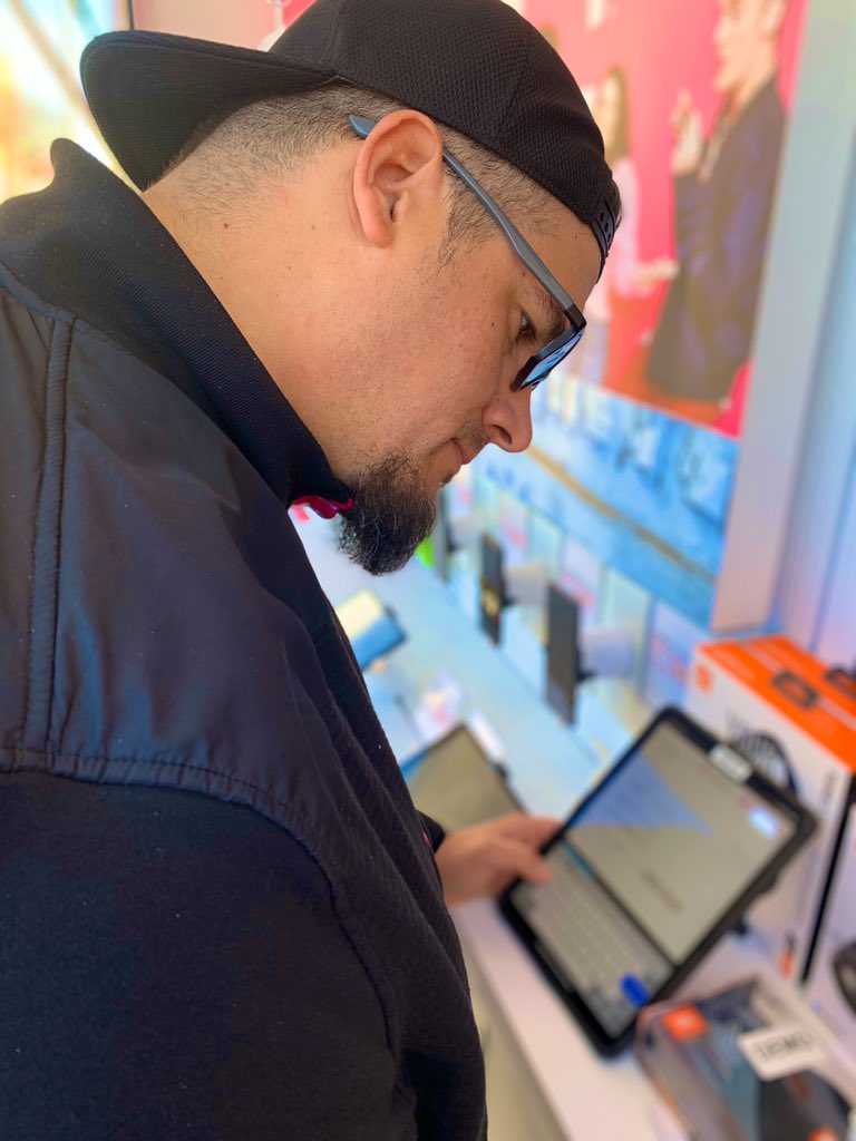 Unchristopher1's tweet photo. 🤙🏽Calling all iPhone lovers❣️❣️Looking 👀 to activate service? Well todays the day to get an iPhone XS on US 😊. Swing by our Mobile Showroom 🚚 on Fulton Ave in Hempstead LI to get the details! #NERules #WeWontStop #AreYouWithUs #BeepBeep #iphone #SunnyDay https://t.co/fipcIpdFBh