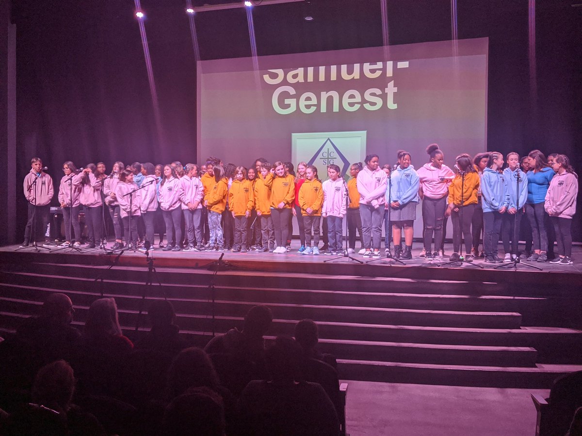CcSamuelGenest's tweet photo. Ça bougeait au CCSG hier soir! Le test pour la pré-concentration et le spectacle Café qu'on sert! Le spectacle a mis en valeur entre autre le travail de nos élèves SAM'Artiste 7e et 8e année. Beau travail! Merci aux enseignants responsables. #SAMFierté #LaserEtFier #SAMFiers https://t.co/NqA4G49C1d