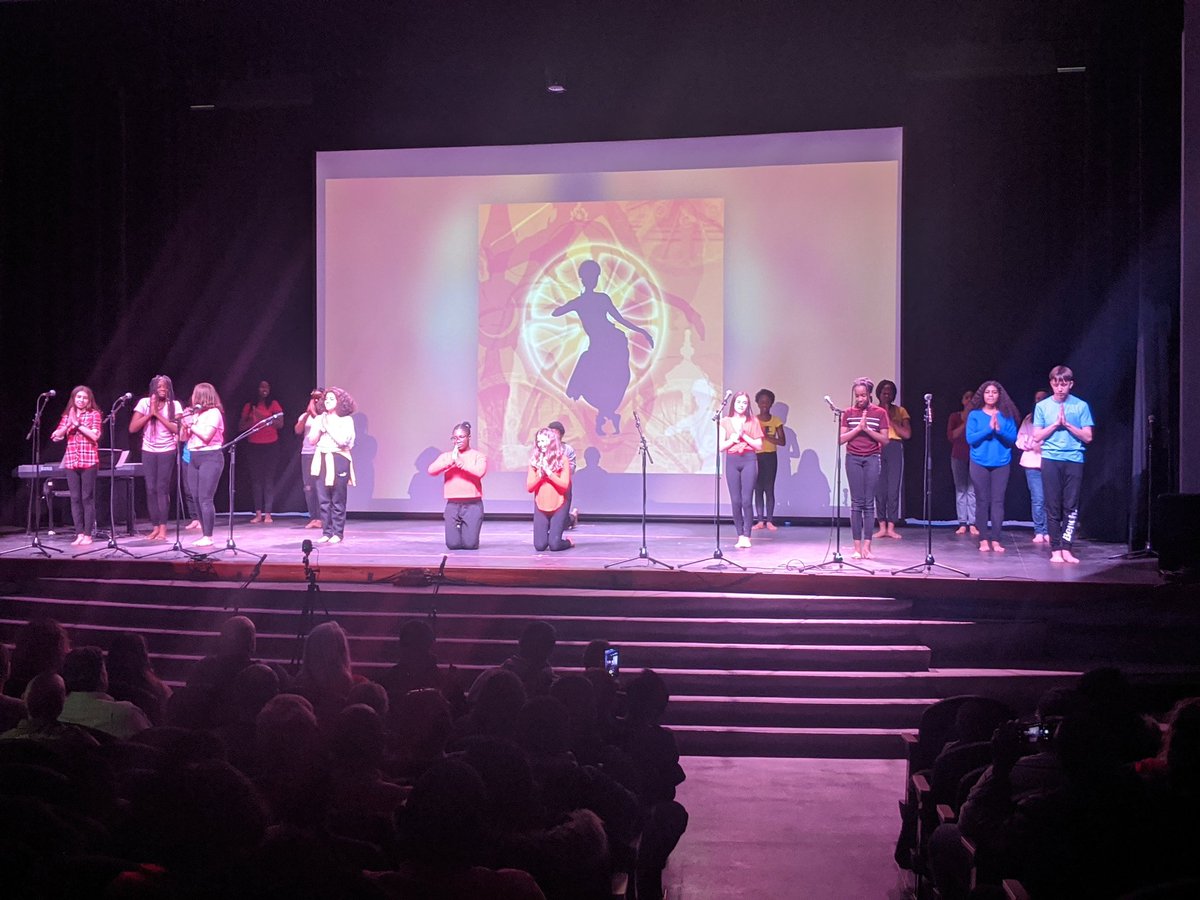 CcSamuelGenest's tweet photo. Ça bougeait au CCSG hier soir! Le test pour la pré-concentration et le spectacle Café qu'on sert! Le spectacle a mis en valeur entre autre le travail de nos élèves SAM'Artiste 7e et 8e année. Beau travail! Merci aux enseignants responsables. #SAMFierté #LaserEtFier #SAMFiers https://t.co/NqA4G49C1d