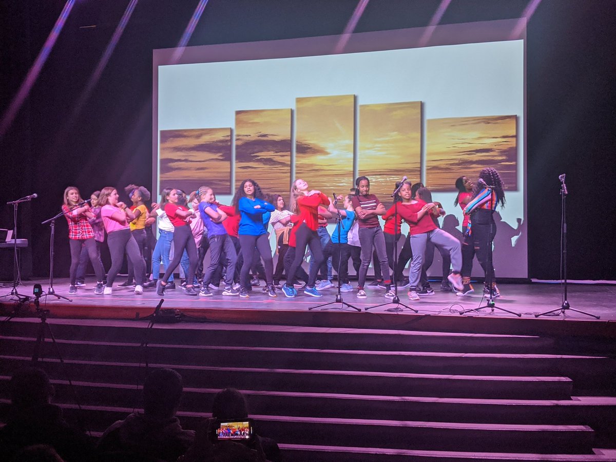 CcSamuelGenest's tweet photo. Ça bougeait au CCSG hier soir! Le test pour la pré-concentration et le spectacle Café qu'on sert! Le spectacle a mis en valeur entre autre le travail de nos élèves SAM'Artiste 7e et 8e année. Beau travail! Merci aux enseignants responsables. #SAMFierté #LaserEtFier #SAMFiers https://t.co/NqA4G49C1d