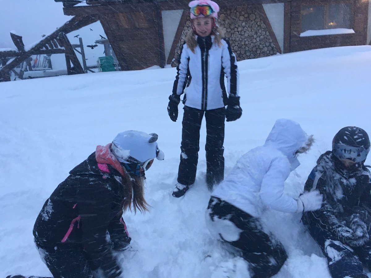 PPencelli's tweet photo. More snow games or are they just falling?! https://t.co/E9qibjsHxA
