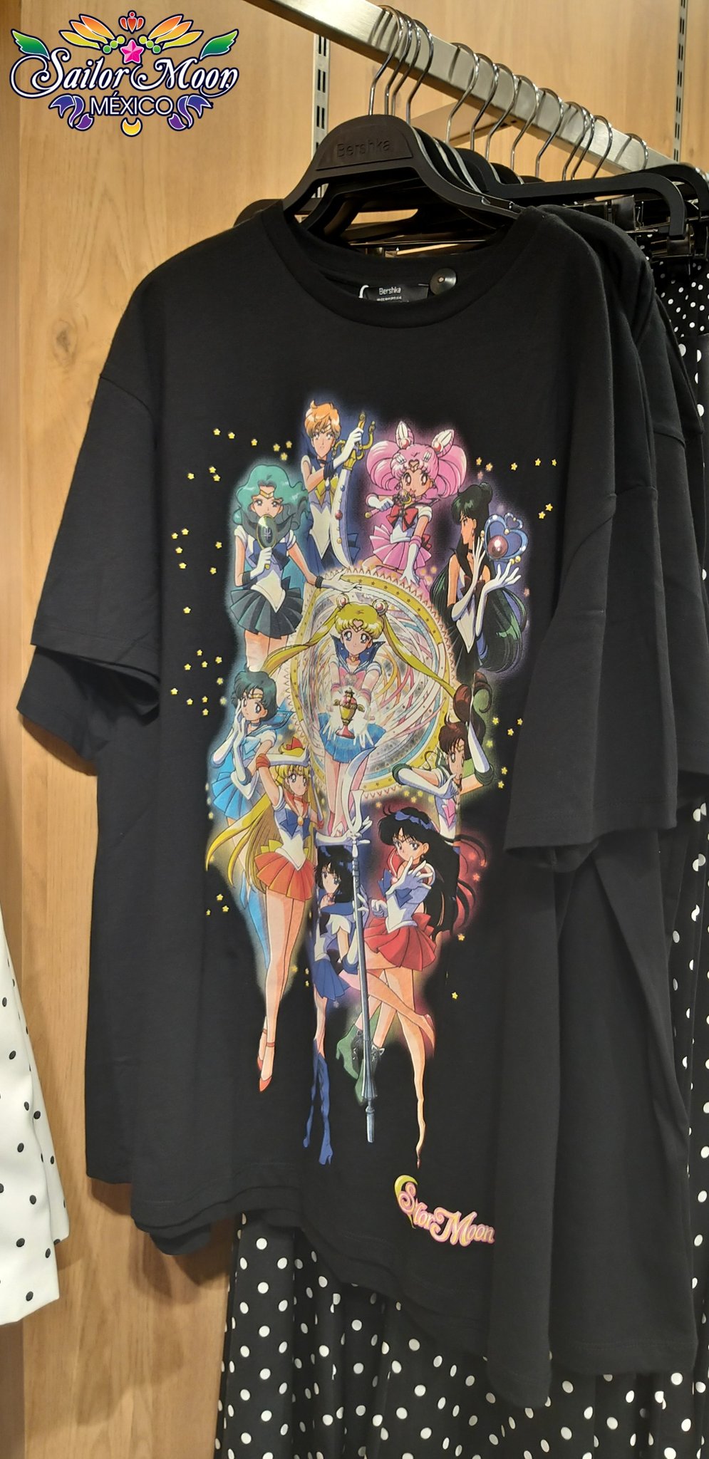 Sailor Moon Mexico on X Amigos andamos por Madrid y entramos a la tienda de Bershka ES. El costo de la playera es de 17.99 euros 400 pesos y 29.99 la sudadera 690