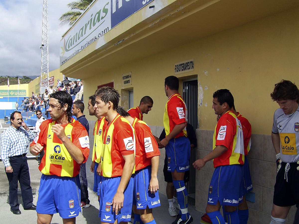 AlvaroMtz13's tweet photo. Tal día como hoy hace 14 años perdíamos 1-2 ante el #Alcalá en #LaPalmera, #Tenerife. Era mi último partido con el #Raqui como titular ya que me costó el puesto. Álvaro, Benito, Jacob, Richard, Ruyman, Mara, Noah, Soto, Roberto, Jon Ríos y Valdés. Temporada 2005/06 en Segunda B. https://t.co/ev0n8XGRNN