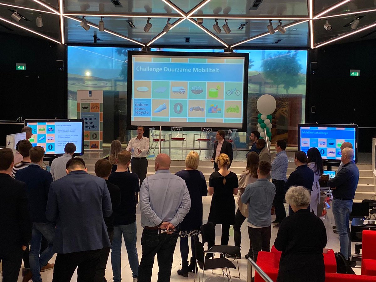 De challenge meetup van hedenmiddag. Onze experts stonden vandaag voor de enthousiaste deelnemers klaar om alle vragen van over de #mobiliteitschallenge te beantwoorden. #leavenothingbehind bit.ly/mobiliteit-cha…