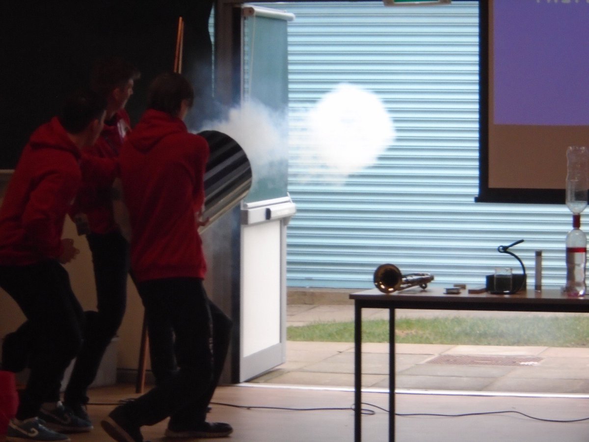 ClaveringTS27's tweet image. #6JB #6CP 
Thank you so much to our #science and #technology link #governor Mrs Hall and her students from @hartlepoolsixth for an inspirational afternoon of science #experiments and fun! 😊 The show was amazing and the children loved every second! 
👨‍🔬🧪👩‍🔬🧪👨‍🔬🧪👩‍🔬