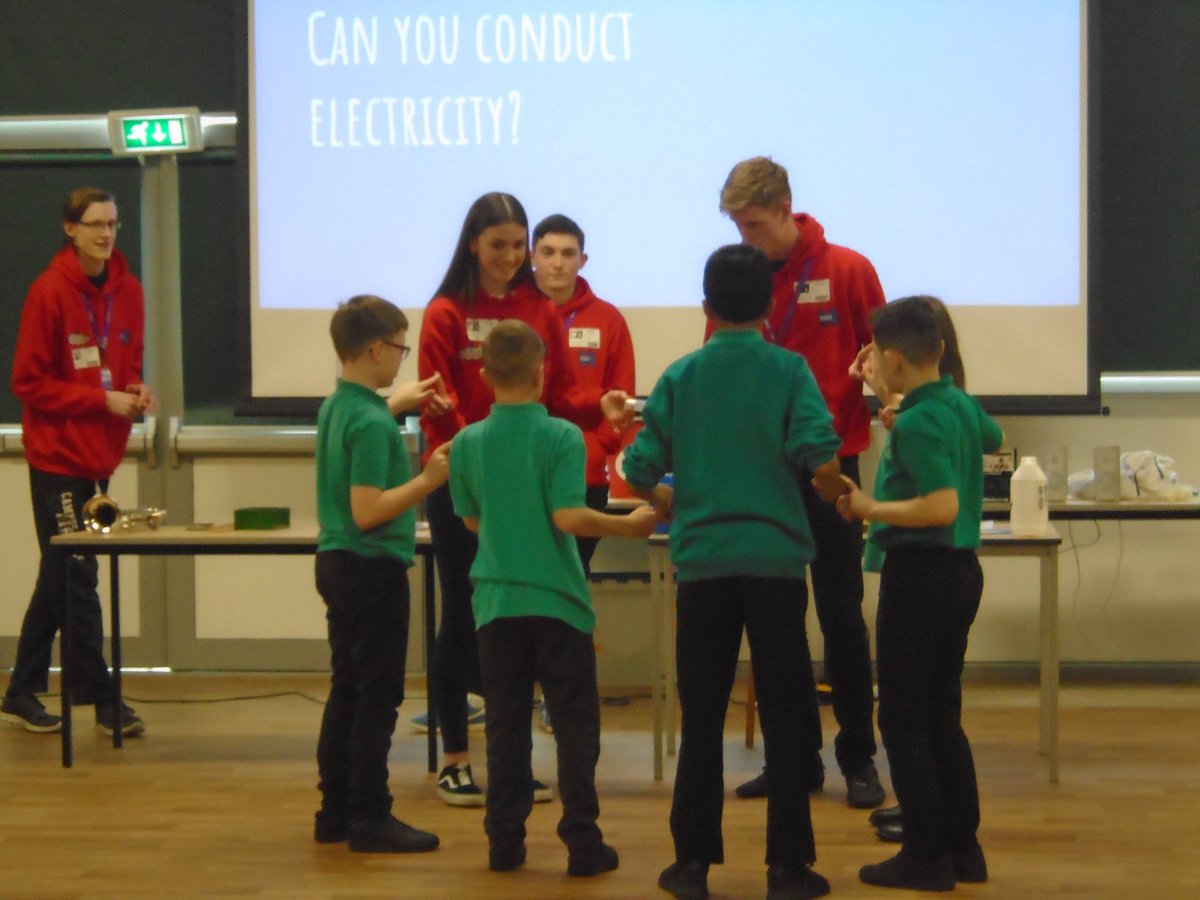 ClaveringTS27's tweet image. #6JB #6CP 
Thank you so much to our #science and #technology link #governor Mrs Hall and her students from @hartlepoolsixth for an inspirational afternoon of science #experiments and fun! 😊 The show was amazing and the children loved every second! 
👨‍🔬🧪👩‍🔬🧪👨‍🔬🧪👩‍🔬