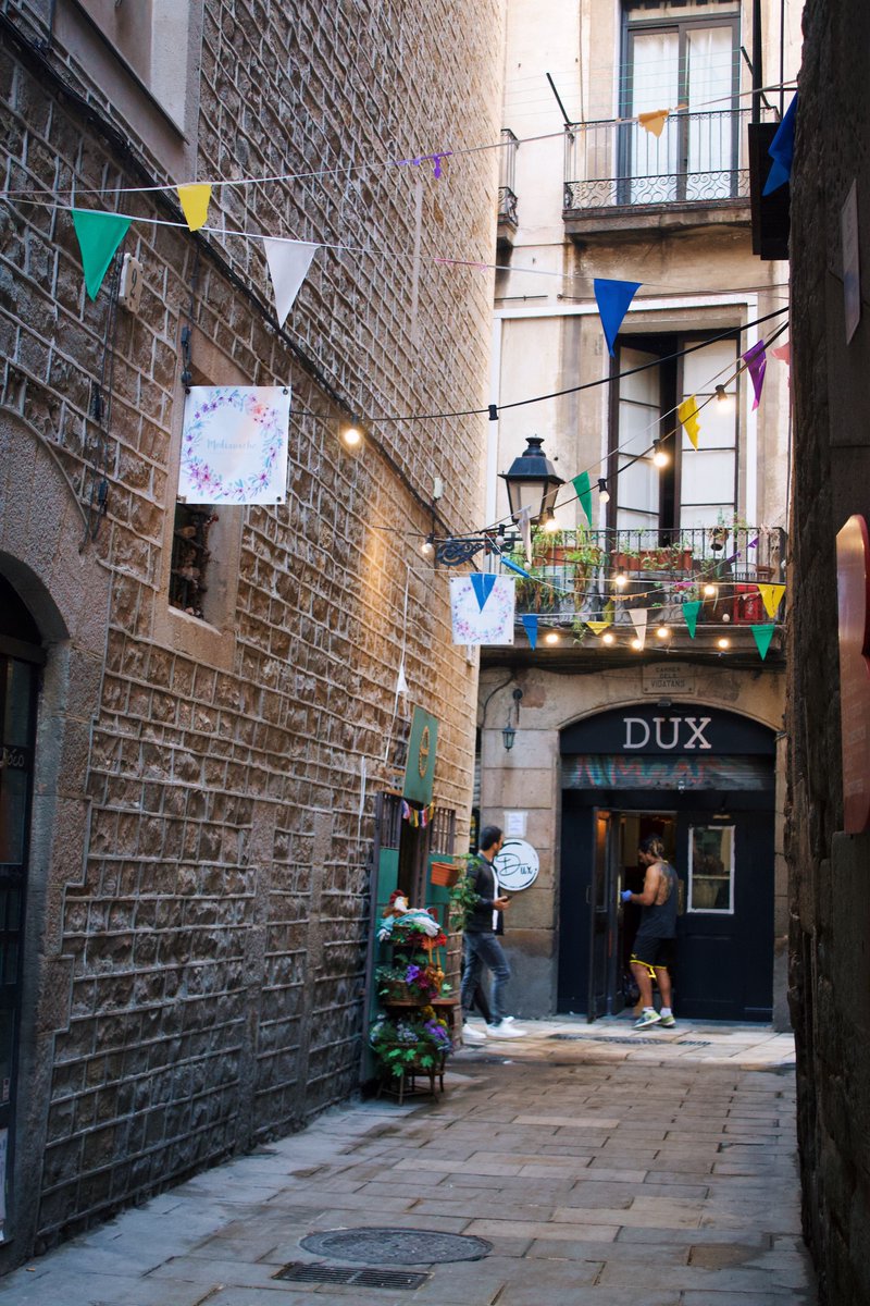 We’re just obsessed with snapping photos in the medieval streets of the El Born neighborhood! #VisitBarcelona #FatTireBarcelona