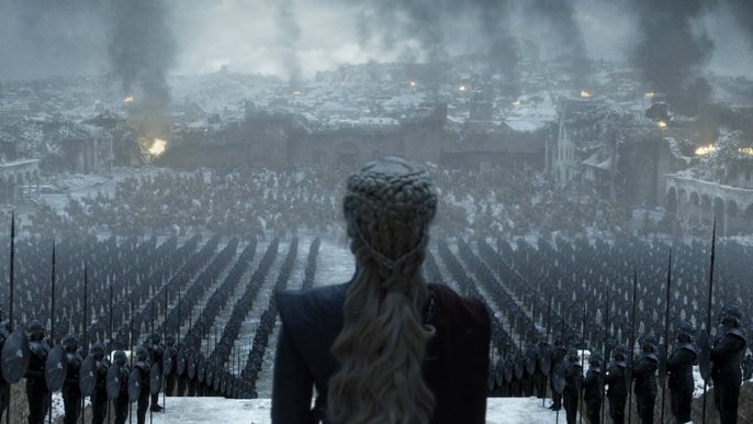 George RR Martin también hubiese querido para “Juego de Tronos” más temporadas, y así desarrollar mejor las tramas:

- "Podríamos haber ido a 11, 12, 13 temporadas", declaró.

Como ya sabemos, Benioff y Weiss se negaron a ampliar episodios y temporadas.