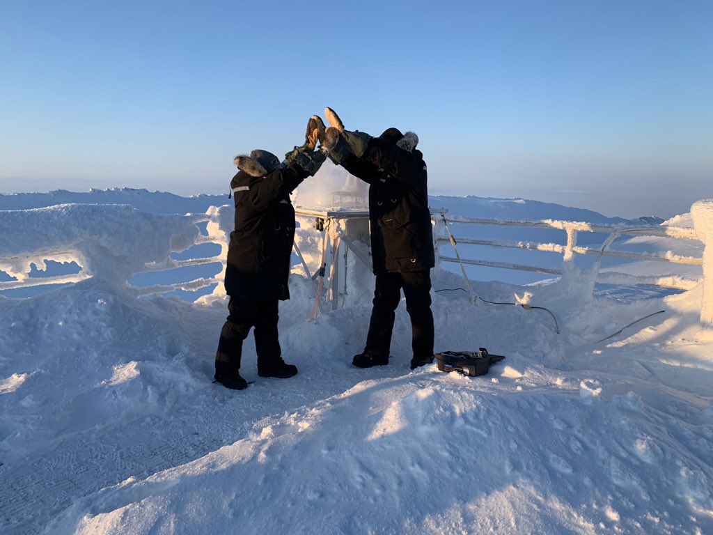 After fixing the PEARL-GBS suntracker, Ramina and Kristof put the dome back on with Pierre's help - a very successful day for the GBS team #cdnsci #PEARL2020