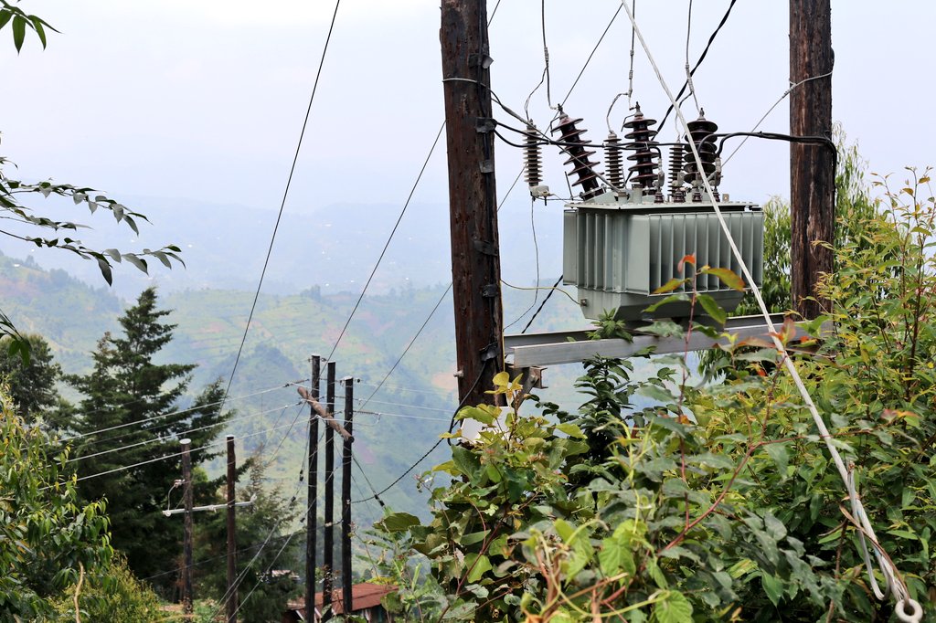 #LightingUpYourWorld: The UEDCL Board and Mgt. led by Mr. Tumuheirwe Francis - its chairperson &amp; <a href="/PaulMwesigwa10/">Paul Mwesigwa</a> - MD, paid a courtesy visit to <a href="/gorillaheights/">Gorilla Heights Lodge</a> , one of the entity's big clients in #KisoroDistrict near the home of #Gorrillas. UEDCL is supporting local investors