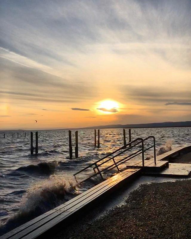 Windy sunset 🌬🌊🌅
.
#neusiedlersee #seekinder #sunset ift.tt/2TFra19