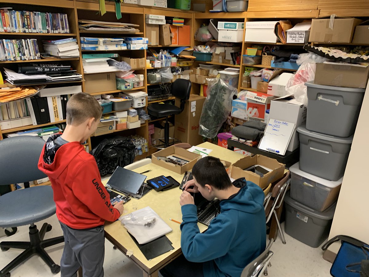 DLInnovationCTR's tweet photo. The tech helpers have been busy this week💻.   #DLInnovation #DLProud #FutureReady #StudentLeader #TechHelper #1:1 #chromebooks #HandsOnLearning https://t.co/6wNwvxoGgH