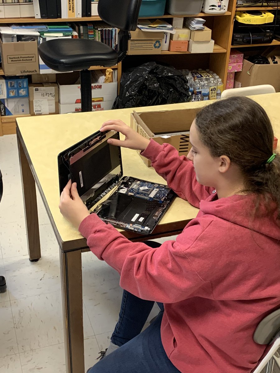DLInnovationCTR's tweet photo. The tech helpers have been busy this week💻.   #DLInnovation #DLProud #FutureReady #StudentLeader #TechHelper #1:1 #chromebooks #HandsOnLearning https://t.co/6wNwvxoGgH