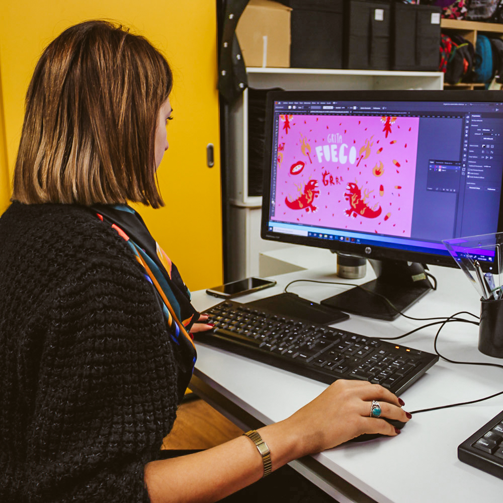 TottoEspana's tweet photo. Ayer vinieron a visitarnos los ganadores del concurso de diseño 🎨 @barreira_ayd y #TOTTOLab , y pudieron vivir en directo el proceso de elaboración de sus creaciones. ¡Qué pasada de mochilas 😍! Dentro de muy poco saldrán a la venta 😉. #TOTTO #TOTTOLab https://t.co/bW6vO8bAQa