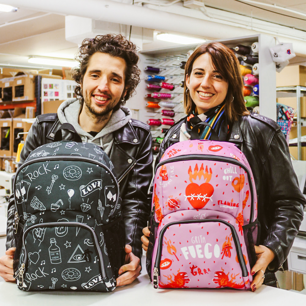 TottoEspana's tweet photo. Ayer vinieron a visitarnos los ganadores del concurso de diseño 🎨 @barreira_ayd y #TOTTOLab , y pudieron vivir en directo el proceso de elaboración de sus creaciones. ¡Qué pasada de mochilas 😍! Dentro de muy poco saldrán a la venta 😉. #TOTTO #TOTTOLab https://t.co/bW6vO8bAQa