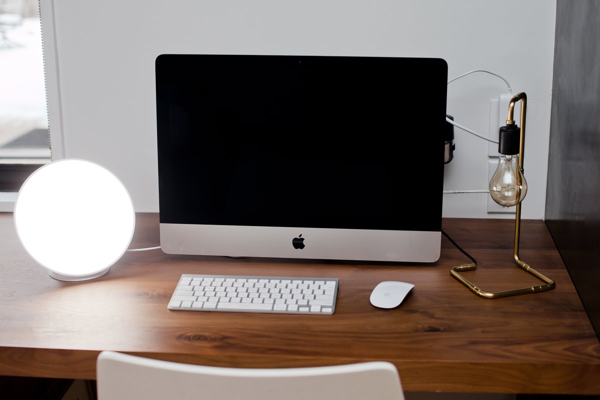 CircadianOptics's tweet photo. Working from home? It might take days before you get into the flow. For us, having a dedicated work space, morning routine and a light therapy lamp keeps us focused and productive.  

#SharkTank https://t.co/utyzrzHuuI