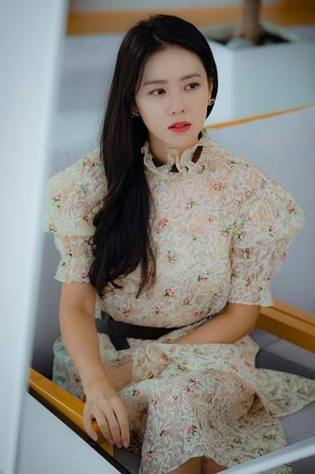 Yoon Se Ri as Jang Man Wol: A thread