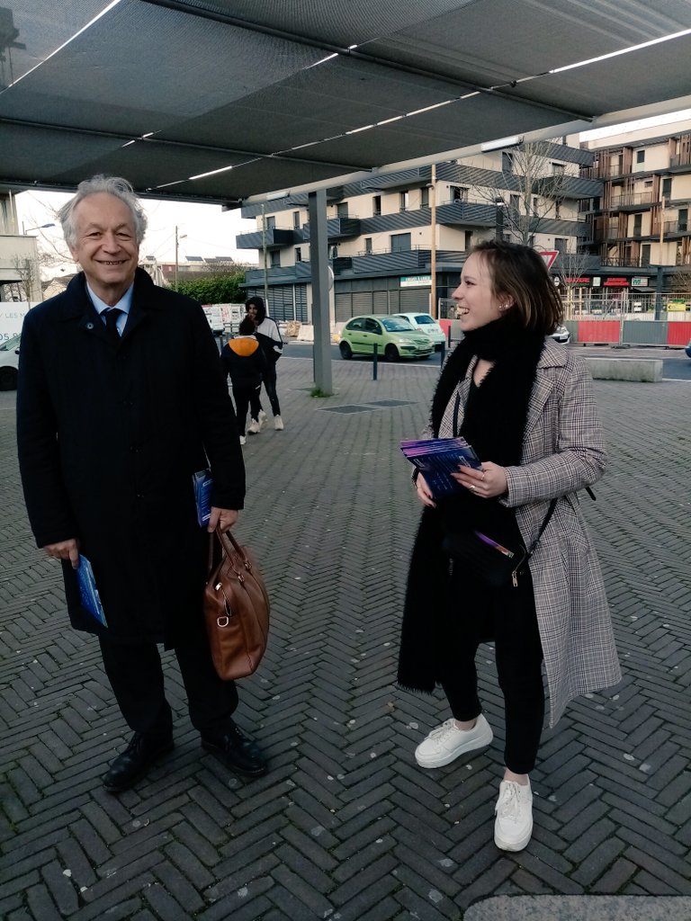MarouaSylla's tweet photo. Ce soir, nous étions à la sortie du métro #3cocus pour continuer à présenter notre projet #AimerToulouse avec @jlmoudenc merci à @F_Delrieu et ses ami-e-s pour leur dynamisme et leurs bonne humeur 😊 @JeunesMacron31 @Pour_Toulouse https://t.co/GwMYolPEQB