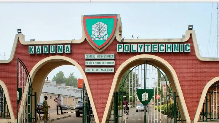 Sir__md's tweet photo. We don vex wolaaaahi. Please where are the KADPOLY students?😂 is ABU, BUK and KASU the only ppl that attends school on twitter? Why are you guys hiding. 

Pls RT, lets know our self, even former senator @ShehuSani was once a spider😂 https://t.co/VXOoO2CVtL