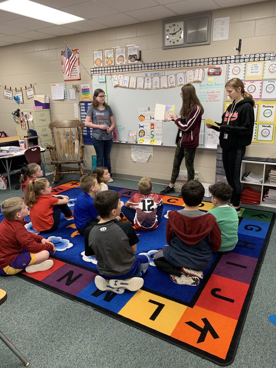 PLPulse's tweet photo. PLHS Spanish Club students read the book Five Little Monkey's Reading in the Bed (Cinco Monitos Leen en la Cama) 🐒🐒🐒🐒🐒 in Spanish to Mrs. Giles' 2nd-grade class at Hickory Hill Elementary School. 
#makeithappenPLHS https://t.co/TFltWSPGjN