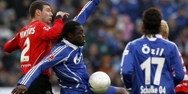 96Legenden's tweet image. Der Brasilianer verteidigte gewohnt abgeklärt, hier gegen den Ex-Hannoveraner Asamoah und Talent Özil. #h96 #96legenden