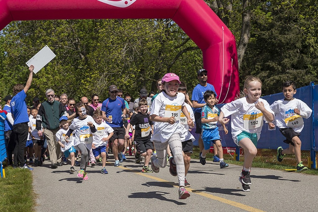 stayvanhotels's tweet photo. Check out the https://t.co/M6KY5OtZra list of upcoming Family Runs in #Vancity --- both include the #bmomarathon &amp; @VancouverSunRun (Visit our profile for discounts! 🎽🏃‍♀️)
_______________________
📸 @vancouver_mom

#yvrmoms #vancouverblogger #vancouverbc #yvrblogger https://t.co/NQSsoEwVz9