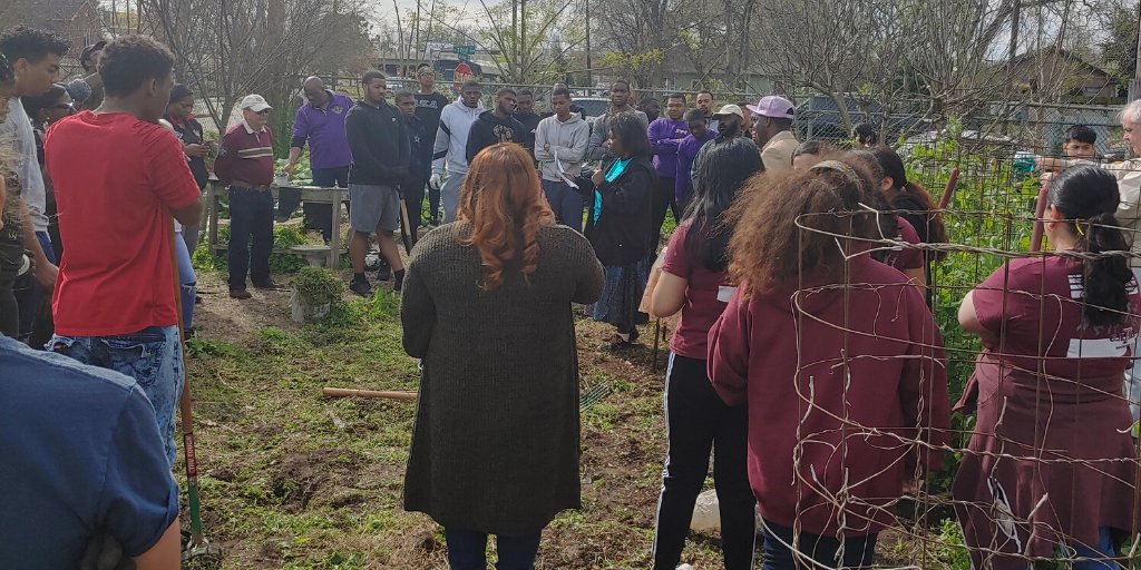 HPD_Explorers's tweet photo. Part of the #HPDExplorers program includes doing community service.
North Post 0945 had a great time at 3200 Airline working on Beauty's Community Garden. ๐๐ป
#RelationalPolicing @houstonpolice https://t.co/MjKXrKYnLF