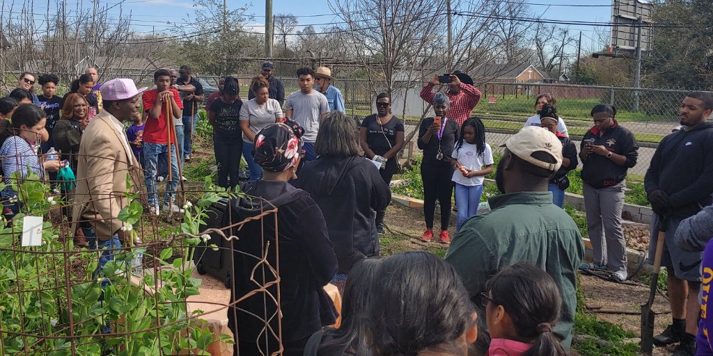 HPD_Explorers's tweet photo. Part of the #HPDExplorers program includes doing community service.
North Post 0945 had a great time at 3200 Airline working on Beauty's Community Garden. ๐๐ป
#RelationalPolicing @houstonpolice https://t.co/MjKXrKYnLF