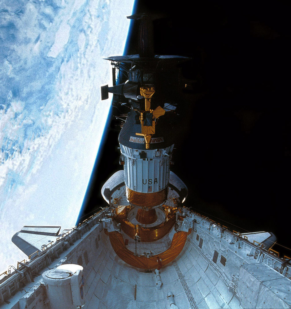 SpaceAboveUs's tweet photo. Atlantis is back on the launchpad with another interplanetary probe! Galileo took a long time to get here, and has a long way to go, but it's ready to rewrite the textbooks on Jupiter! #STS34 1/5 https://t.co/6NUBxYjbNE