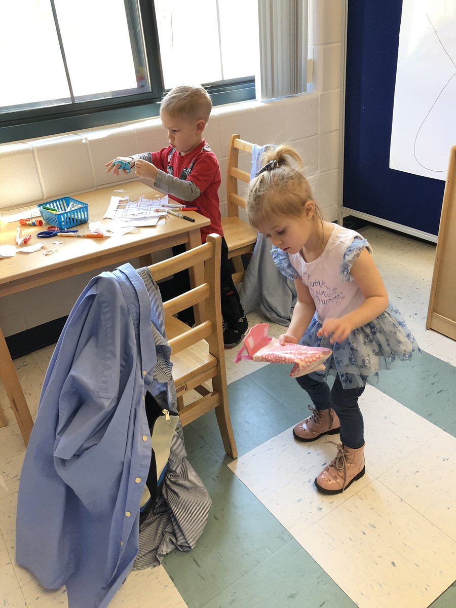 MissSimmons_PES's tweet photo. Going to the post office with your friends is so much fun! #toolsofthemind #pelhamdproud https://t.co/DXU9DvBsNd