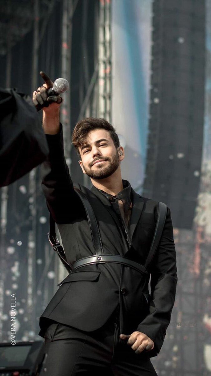 RagoUpdates's tweet photo. Nos encanta ver a nuestras estrellitas brillar sobre un escenario🌟 Agoney se crece sobre las tablas y nada nos gustaría más que verlo en el  #AgoneyHolika2020 llegando a miles de personas y haciéndoles vibrar y emocionarse con su talento ♥️ https://t.co/7tVeHAEaDl