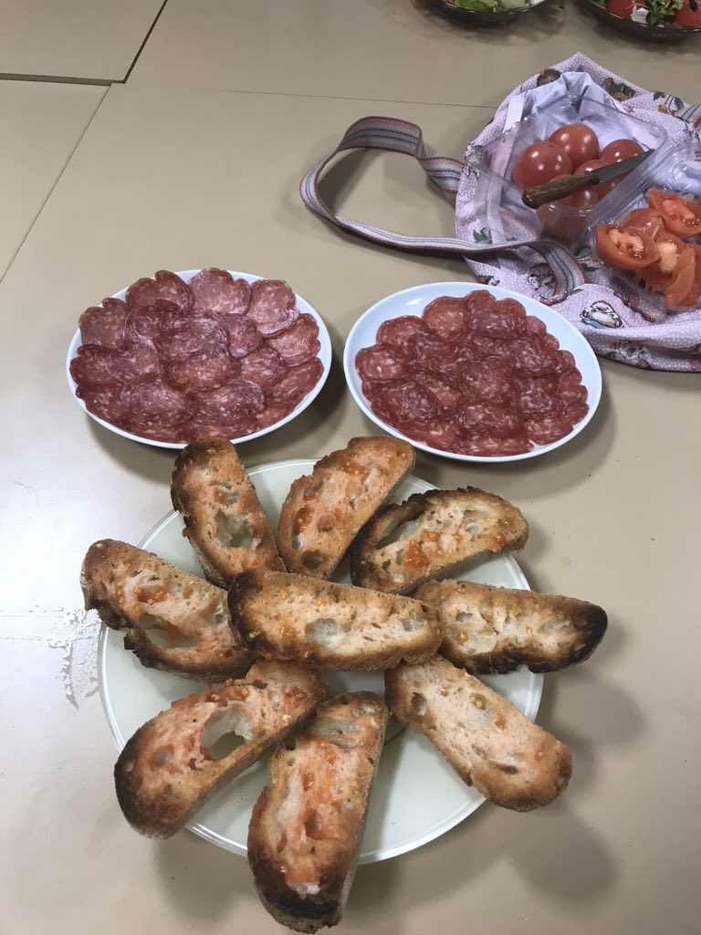 rpalacios_chia's tweet photo. Preparant un altre plat! #Tutifrutis #Teacherschef @EscolesFEDAC @IrunaRG #cristinaestruch https://t.co/MTh6T0jHO6