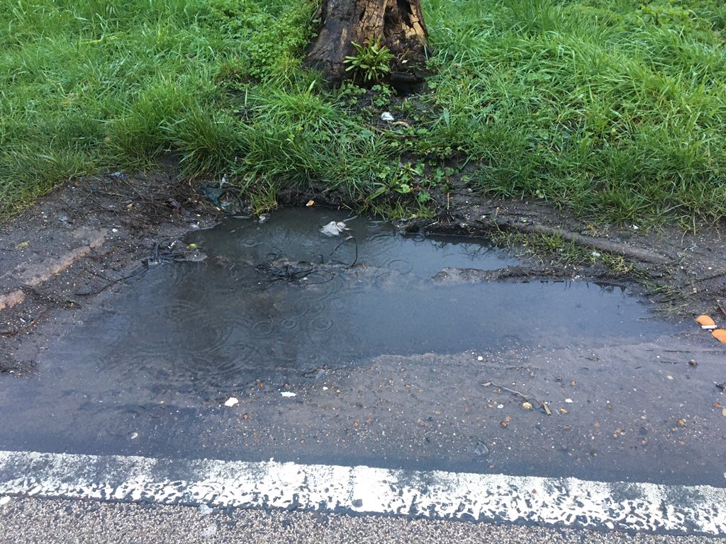 RobbieCave1's tweet photo. #DrainStrain
Can’t think why we get so much sitting surface water on our roads these days.... poor drain maintenance is a big part of it.
A10 #Cheshunt @Herts_Highways @HighwaysEngland https://t.co/VJZKLUa9qR