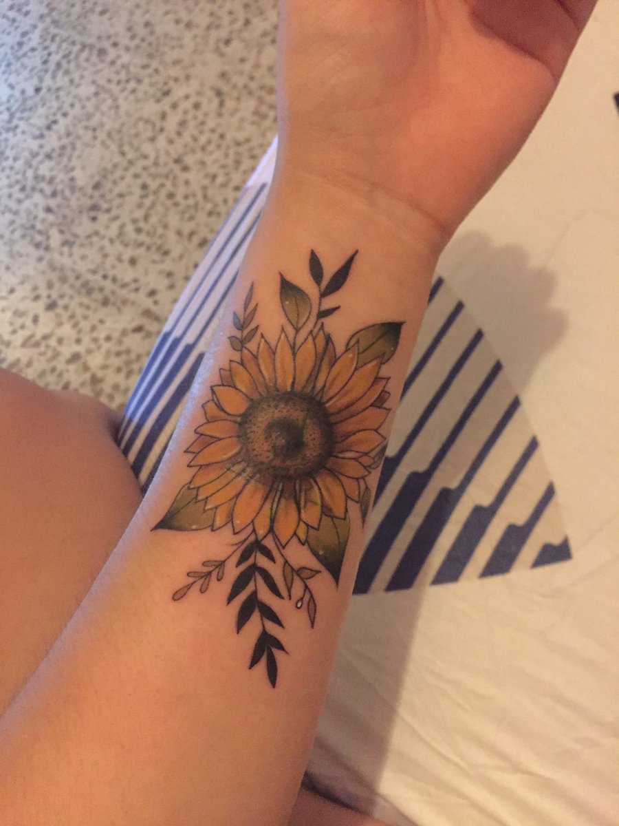 meylinecuan's tweet photo. Amo mi tatto! Me da felicidad verlo y esto si es algo q me gustaria ver y tener el resto de mi vida! #complacida https://t.co/dGG1SrFdlr