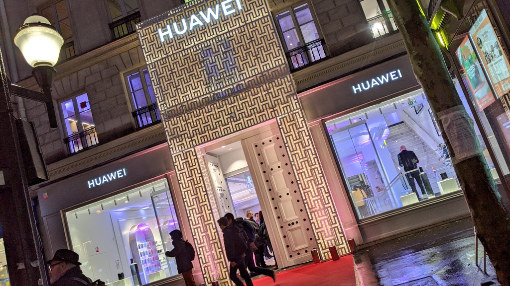 consollection's tweet photo. Le flagship #Huawei ouvre ses portes à Opéra ! Ça tombe bien Huawei est mécène de l'@operadeparis !
Une boutique à la pointe de l'innovation située au 9 Boulevard des Capucines à Paris #HuaweiStoreParisOpera https://t.co/0JCy4HeE9i