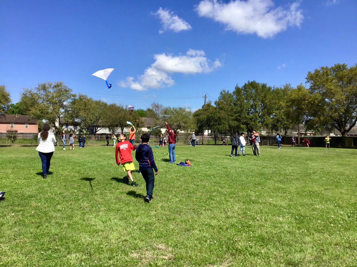 MissLitzman_FE's tweet photo. “Let’s go fly a kite!” Such a fun afternoon with our parents and friends! @DPISD_FE https://t.co/Lsbj6nHsUw