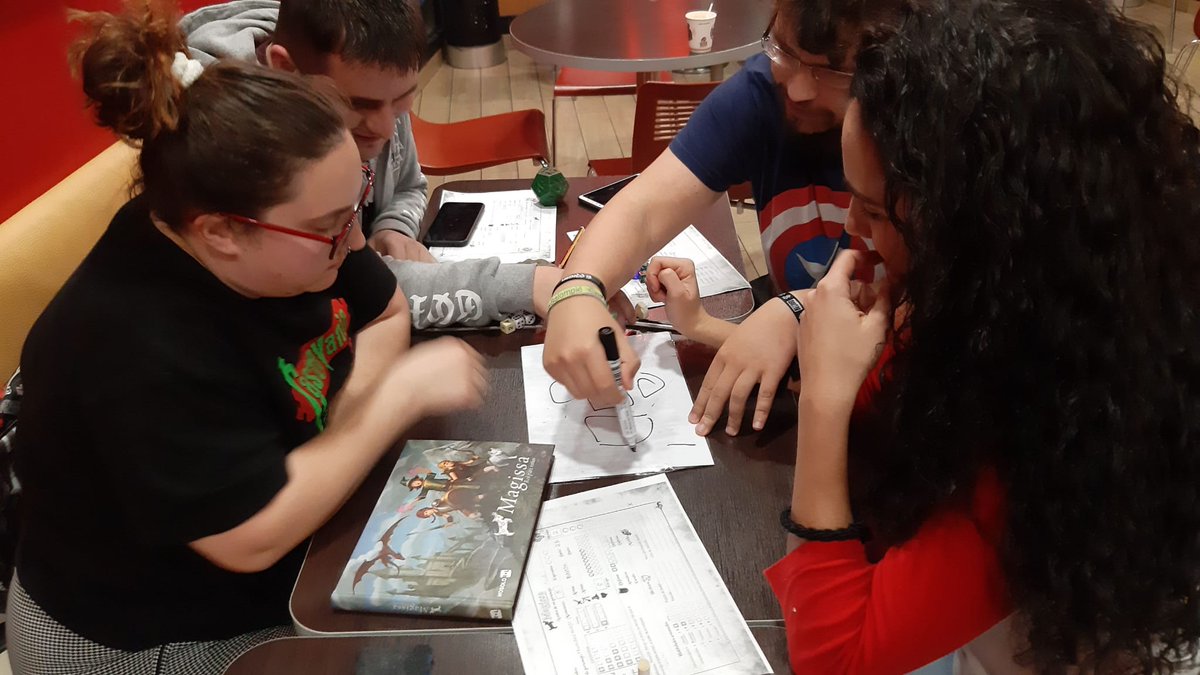 AsoGuardianes's tweet photo. Nuestros socios en nuestro #Diaderol jugando a Magissa de @Nosolorol https://t.co/sAfQbhqhn5