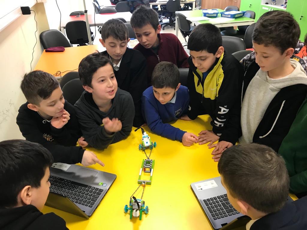 ytustemlab's tweet photo. #YTÜSTEMLAB’ta bugün Mustafa Kemal Atatürk Ortaokulu öğrencilerini misafir ettik. Müfredata uygun olarak bileşke kuvvet konusunu pekiştirmek için WeDo2.0 eğitim setiyle ‘Çekme’ rehberli projesini gerçekleştirdik.@msamitopcu #STEM #tasarımodaklıdüşünme #proje https://t.co/bP70GuvWME