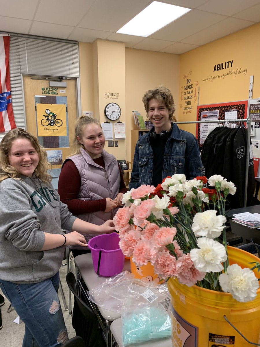 LancerKeyClub's tweet image. After school meeting today making flowers for the female staff for International Women’s Day. Thanks to all who attended!