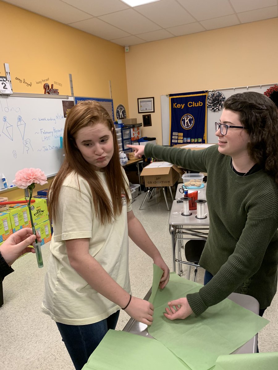 LancerKeyClub's tweet image. After school meeting today making flowers for the female staff for International Women’s Day. Thanks to all who attended!