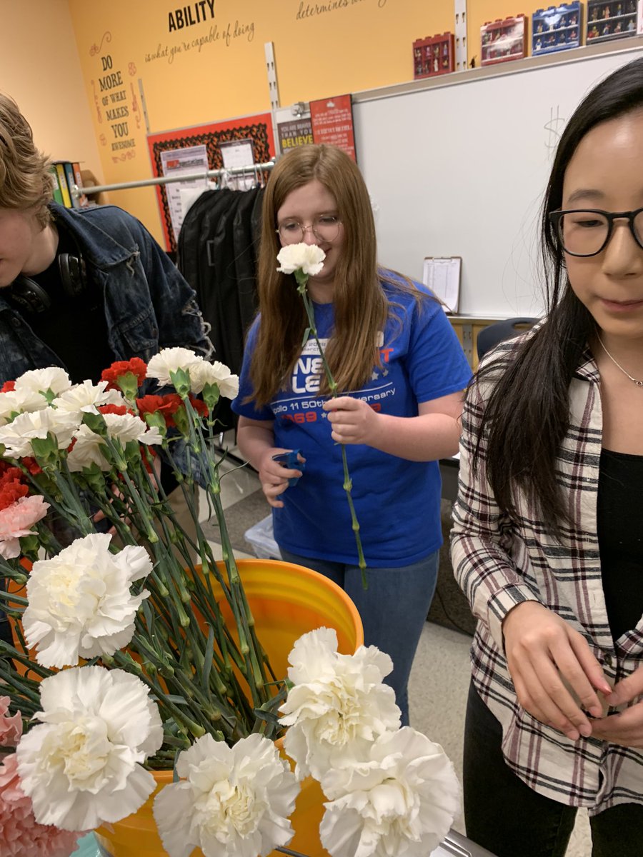 LancerKeyClub's tweet image. After school meeting today making flowers for the female staff for International Women’s Day. Thanks to all who attended!