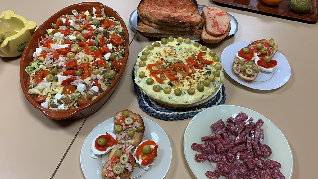 ModestJou's tweet photo. Tenir pebrots i trencar els ous per transformar la truita de l’educació. Sí! Els #teacherschef #FEDAC són #winners #teal #avuixdemà2024 https://t.co/faYeAzSb9u